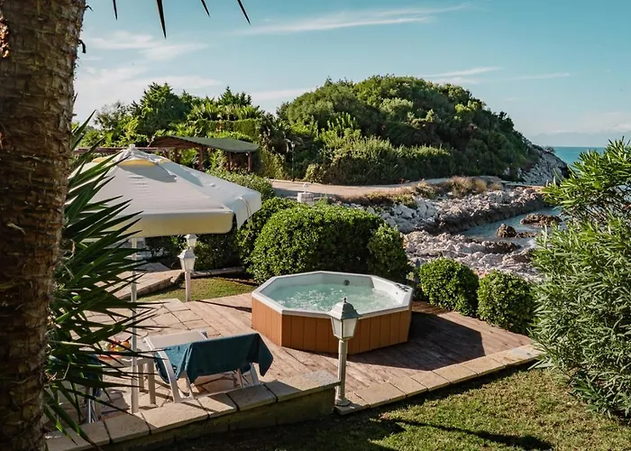 Neptune Sea House - Beachfront / Jacuzzi